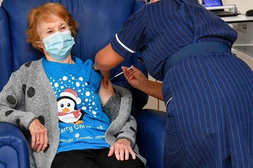 «Το καλύτερο δώρο γενεθλίων για μένα»: Αυτή είναι η πρώτη γυναίκα που εμβολιάστηκε στη Βρετανία