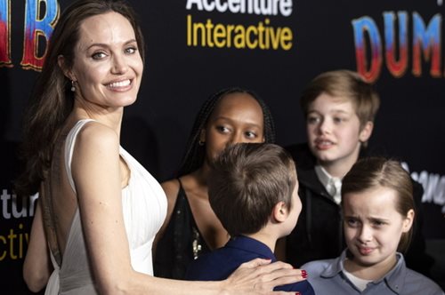 Κοντεύει να φτάσει τη μητέρα του: Αγνώριστος ο 12χρονος γιος της Αντζελίνα Τζολί, Νοξ, σε νέες φωτό