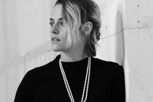 Κρίστεν Στιούαρτ, η μοναδική καλεσμένη στη νέα επίδειξη του οίκου Chanel: Το απόλυτο outfit 