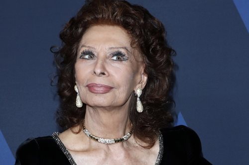 «Κάθε φορά που κοιτάζομαι στον καθρέφτη, καμαρώνω τον εαυτό μου γιατί νιώθω σιγουριά, ευτυχία»