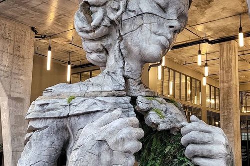 Γιγάντιο γλυπτό «ανοίγει» το στήθος του για να αποκαλύψει ένα καθηλωτικό, καταπράσινο τούνελ