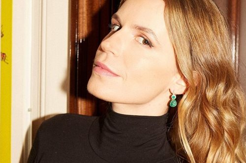 Μέσα στο υπέρκομψο, λονδρέζικο σαλόνι της Ευγενίας Νιάρχου κυριαρχεί το τζάκι και τα βιβλία