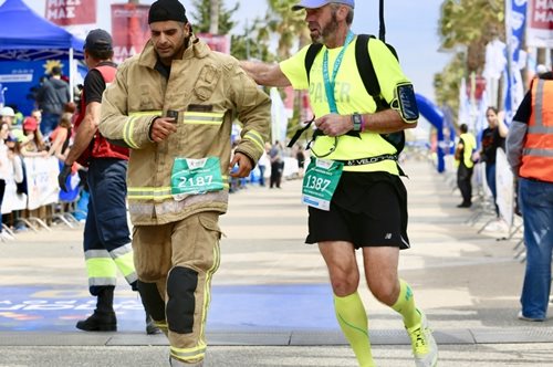 «Ποτέ δεν τα παρατάμε»: 35χρονος πυροσβέστης τρέχει για τα παιδιά με καρκίνο, μαραθωνίους με στολή