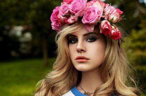 Κάντο όπως η Lana. Μενεγάκη, Τάμτα, Νομικού και άλλες 4 Ελληνίδες υιοθετούν το στεφάνι στα μαλλιά