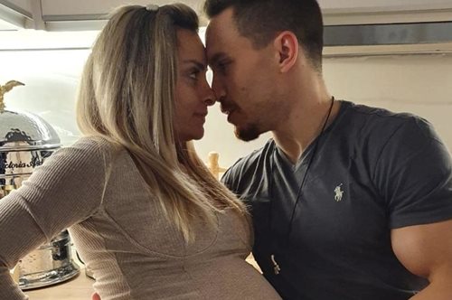 «Κατά τα άλλα, ευτυχισμένοι μόνο»: Ο Λευτέρης Πετρούνιας αγκαλιά με τη νεογέννητη κόρη του