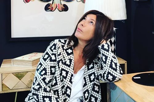 Στα άδεια, χειμωνιάτικα σοκάκια της Πάρου: H μοναχική βόλτα της Σοφίας Αλιμπέρτη στη Νάουσα