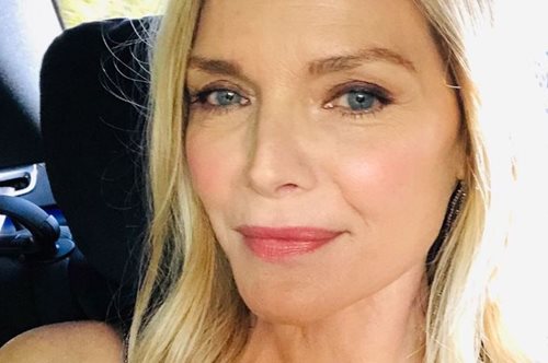 Η νοσταλγική, σπάνια φωτογραφία της Μισέλ Φάιφερ, στο κρεβάτι αγκαλιά με το νεογέννητο μωρό της