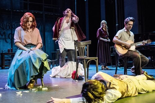 «Η Στέλλα με τα κόκκινα γάντια» του Iάκωβου Καμπανέλλη σε live streaming από το Εθνικό Θέατρο 