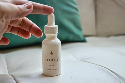 Έλαιο κανναβιόλης: Σε τι διαφέρει από το έλαιο κάνναβης και γιατί συστήνεται ως συμπλήρωμα διατροφής