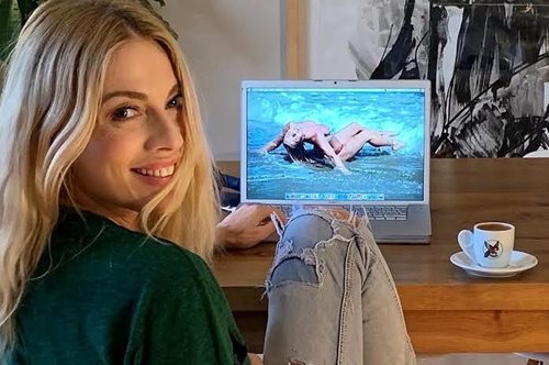 Mε υπέροχο μπαλκόνι και την Ακρόπολη πιάτο: Μέσα στο ζεστό και φιλόξενο σπίτι της Σμαράγδας Καρύδη 