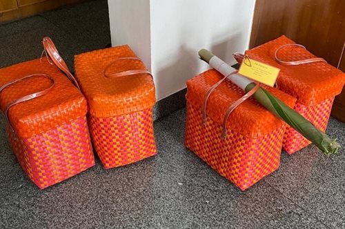 Ζευγάρι νεόνυμφων «τραπέζωσε» τους καλεσμένους παραδίδοντας το γαμήλιο γεύμα τους κατ’ οίκον