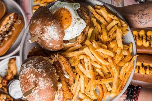 The Spotted Pig: Κάτι κολασμένα burger στο Θησείο εμφανίστηκαν ξαφνικά μπροστά μου 