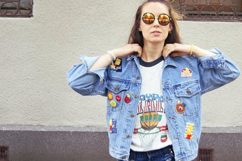 Άλλαξε τα τζιν σου με σιδερότυπα στολίδια, όπως έκαναν στα 80s