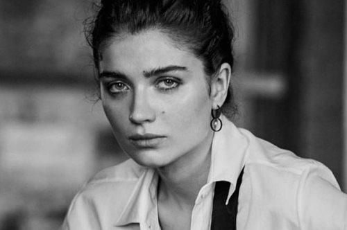 H σπάνια, μυστηριώδης γοητεία της 29χρονης κόρης του Μπόνο, Ιβ Χιούσον, που είναι ηθοποιός