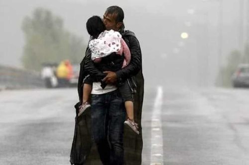 «Κανείς δεν αφήνει την πατρίδα του, εκτός αν είναι το στόμα ενός καρχαρία»: Ένα συγκλονιστικό ποίημα