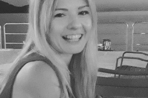 «Αν είμαι υποχρεωμένη να βαθμολογήσω τους μαθητές μου, δηλώνω με χαρά ότι θα βάλω σε όλους δέκα»