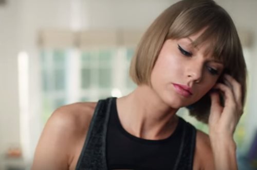 Στη νέα διαφήμιση της Apple η Τaylor Swift τρώει τα μούτρα της (κυριολεκτικά)