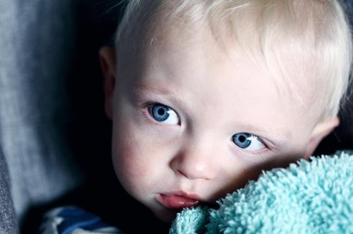 «Ο μικρός Μανώλης θέλει μια κούκλα. Η μητέρα του, του λέει: 