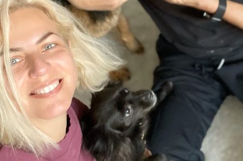 To ονειρεμένο σπίτι των Χριστίνα Κοντοβά & Τζώνη Καλημέρη: Άνετα θα πίναμε έναν καφέ με τέτοια θέα