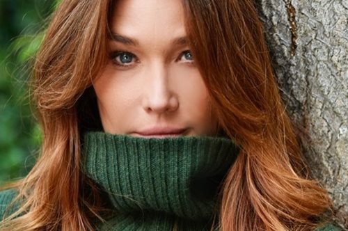 Μεγαλώνει υπέροχα: H 53χρονη πανέμορφη Κάρλα Μπρούνι ζωγράφισε την ηλικία της στον ώμο της