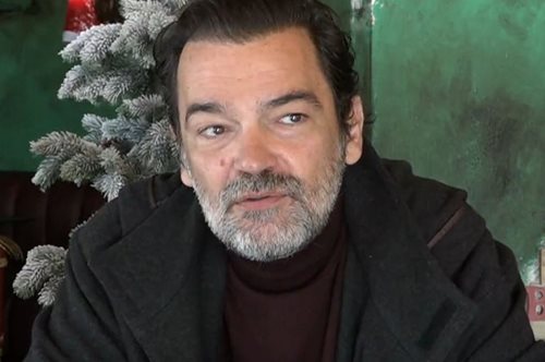 Ο Κωνσταντίνος Καζάκος θυμάται τα παιδικά του Χριστούγεννα: τη ρυζοσαλάτα της Τζένης Καρέζη, το τεράστιο δώρο του από το Μινιόν, τις σπιτικές γιορτές.