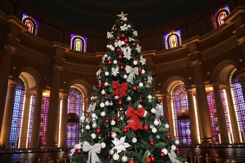 Συγκίνηση και κατάνυξη: Xορωδία με φόρμες εργασίας έψαλε τα κάλαντα στην Παναγία των Παρισίων