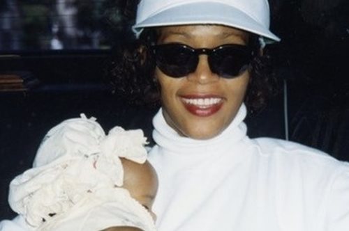 Η τραγική, κοινή μοίρα της Γουίτνεϊ Χιούστον και της κόρης της, Κριστίνα, γίνεται ντοκιμαντέρ