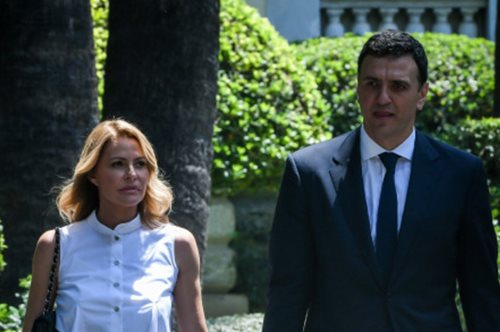 Η πρώτη, τρυφερή φωτογραφία του Βασίλη Κικίλια με τη Τζένη Μπαλατσινού μετά τη γέννηση του γιου τους