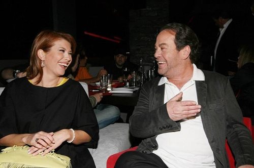 O Γιάννης Πάριος ποζάρει για πρώτη φορά αγκαλιά με τους δύο μικρότερους γιους του