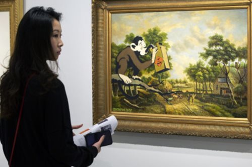 Πώς η πώληση ενός έργου του Banksy έσωσε το εργατικό δυναμικό ενός μουσείου στο Άμστερνταμ
