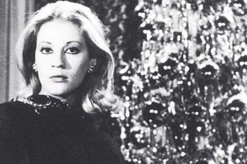 Τα Χριστούγεννα που η Ζωή Λάσκαρη πόζαρε στο εκλεπτυσμένο διαμέρισμα της στο Κολωνάκι