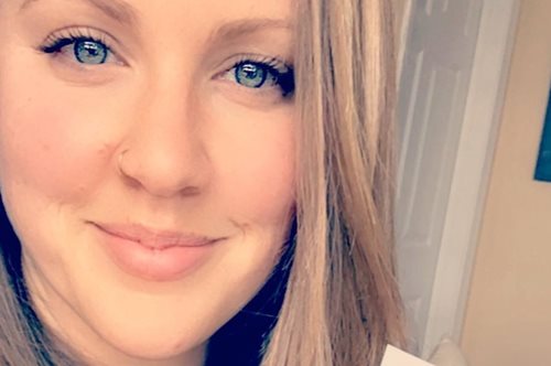 Η νοσηλεύτρια που γεμίζει τα δωμάτια των ασθενών της με φωτογραφίες των αγαπημένων τους