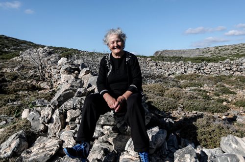 «Είμαι σε καραντίνα τόσα χρόνια»: Η ιστορία της 74χρονης κυράς Ρηνιώς, που ζει μόνη σε βραχονησίδα
