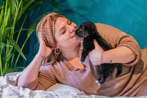 Οι ήσυχες Κυριακές της Δανάης Μπάρκα δίπλα στο τζάκι. Μέσα στο άνετο, φωτεινό σπίτι της στο Χαλάνδρι