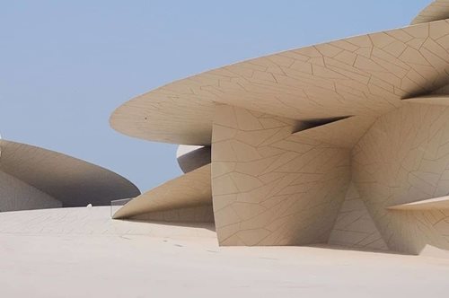 H εκτυφλωτική, αφαιρετική ομορφιά του νέου Εθνικού Μουσείου του Κατάρ καθηλώνει τον επισκέπτη 