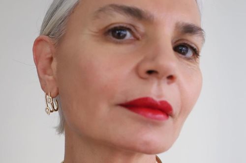 Μετά τα πενήντα: Το συστατικό που δεν πρέπει να λείπει από την καθημερινή ρουτίνα ομορφιάς μας