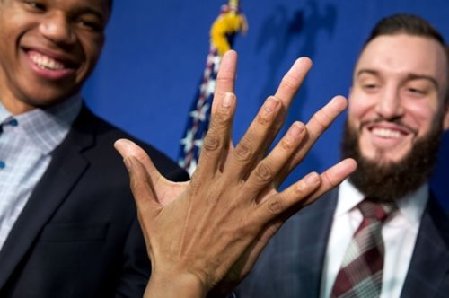 Ο Γιάννης Αντετοκούνμπο και ο Μπάρακ Ομπάμα μέτρησαν τις παλάμες τους
