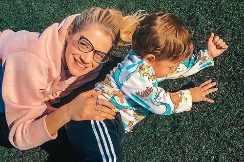 Μοιάζουν σαν δυο σταγόνες νερό. Η μαμά της Τζένης Θεωνά: «Η πιο μελό αφιέρωση έβερ»