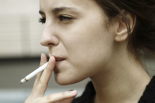 H σοκαριστική αλήθεια για το τι προκαλεί το κάπνισμα στο στόμα σας