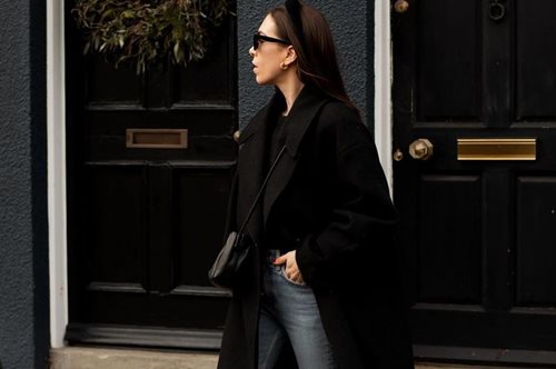 «Είμαι τόσο ερωτευμένη με αυτό το τζιν»: Το ντένιμ παντελόνι που κάνει τη μέση να δείχνει πιο λεπτή