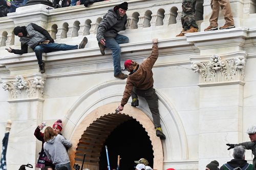 Εμπόλεμη ζώνη το Καπιτώλιο: Τέσσερις νεκροί και πολλοί τραυματίες μετά από εισβολή διαδηλωτών