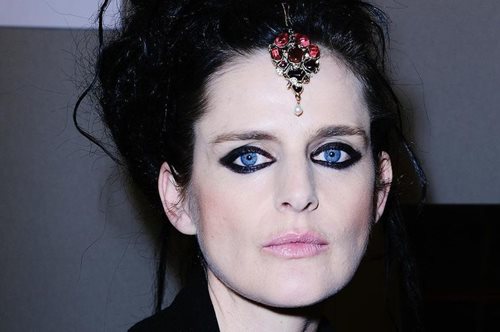 «Ένιωθε ανίκανη να συνεχίσει τη ζωή της»: Σε αυτοκτονία οφείλεται ο θάνατος της Stella Tennant