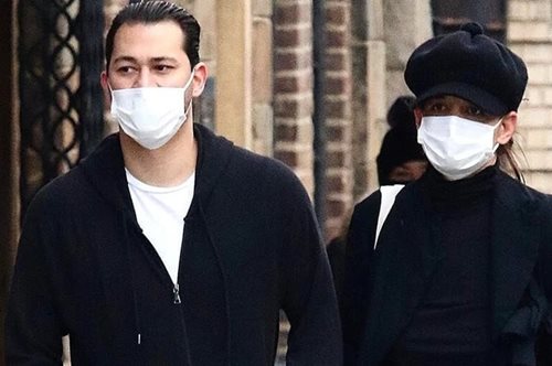 Η λάτρης των τζιν Κέιτι Χολμς φοράει πλέον μόνο ένα συγκεκριμένο ντένιμ παντελόνι 