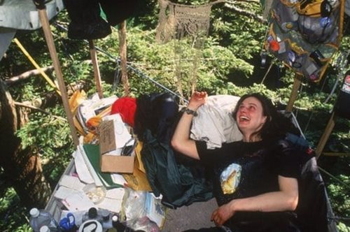 Η απίστευτη ιστορία της ακτιβίστριας που μετά από φοβερό ατύχημα πέρασε 738 μέρες πάνω σε ένα δέντρο