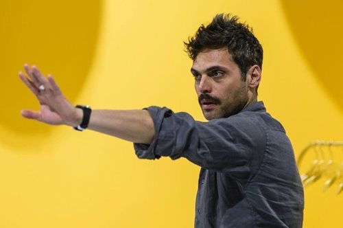 «Γνώρισα τη Δανάη Μιχαλάκη ενώ δούλευε σερβιτόρα. Ξαφνικά έγινε το κάστινγκ για τις Άγριες Μέλισσες»