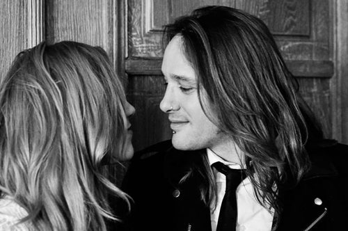 Παιδιά, γατιά, μονόκεροι, σούπερ ήρωες: Το πολύ ροκ σπίτι της Πηνελόπης Αναστασοπούλου