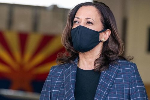 Το παρακάνανε με φωτισμό και μακιγιάζ; Η Καμάλα Χάρις υπερβολικά «άσπρη» στην αμερικανική Vogue