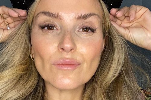 Μετά τα 40: Μια Instagramer παρουσιάζει το μοναδικό foundation που της ταιριάζει. Κάλυψη και λάμψη