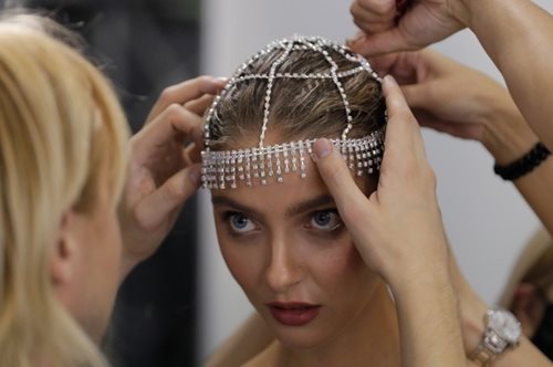 Το χτένισμα-δυνατή τάση που κόβει χρόνια από το πρόσωπό μας: Ταιριάζει στις συνθήκες του lockdown