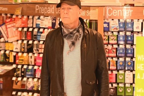 Ο Μπρους Γουίλις πήγε σε φαρμακείο χωρίς μάσκα, τον έδιωξαν κακήν κακώς